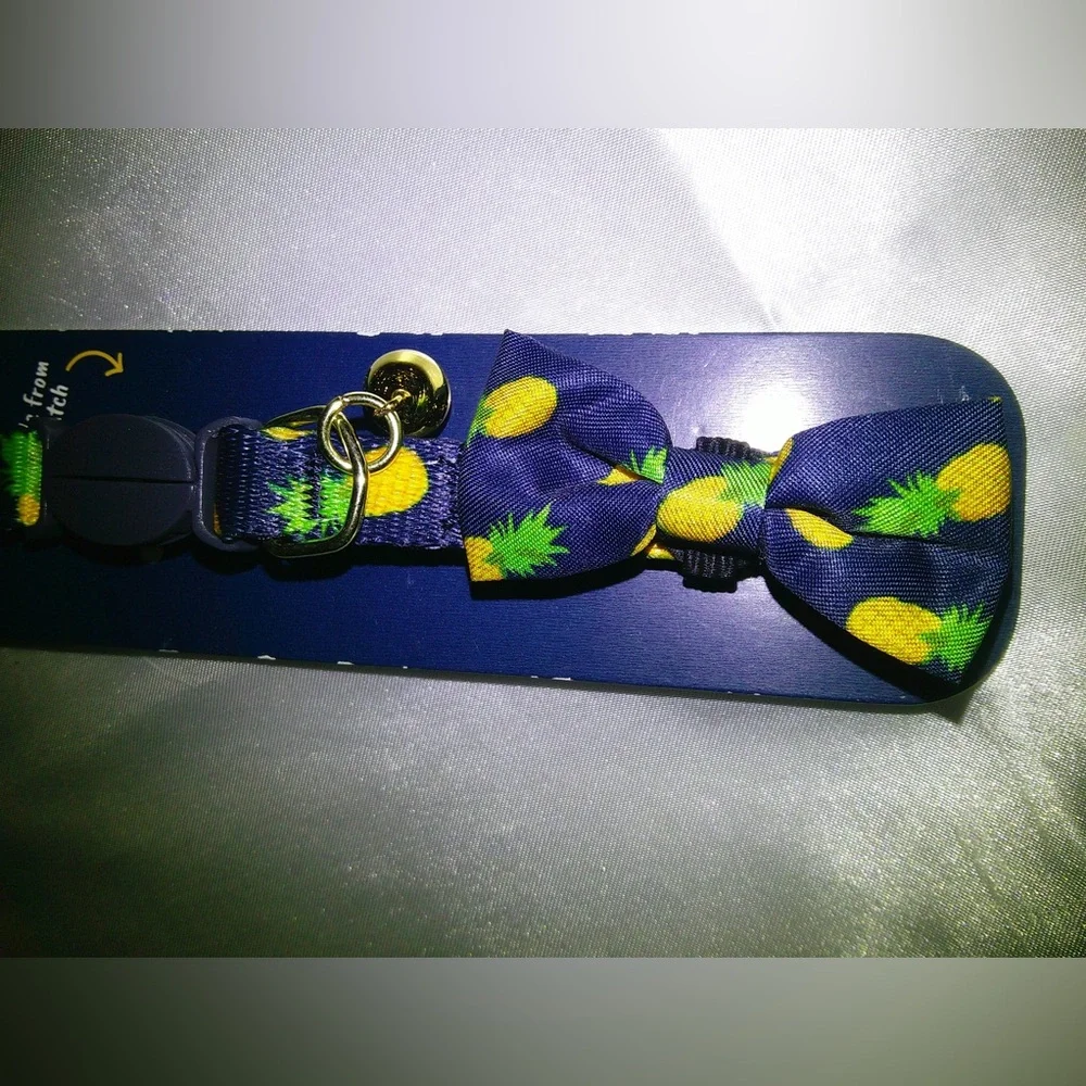 Youly the gourmet Pineapple Bowtie Cat Collar (M/L)